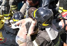 Gelbėjimo operacija po žemės drebėjimo italijoje