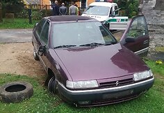 Į namo tvorą atsitrenkęs „Citroen Xantia“
