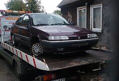 Į namo tvorą atsitrenkęs „Citroen Xantia“