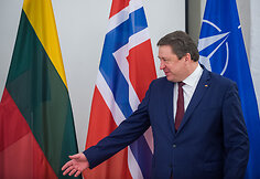 Sutarties dėl norvegi&scaron;kų sistemų NASAMS įsigijimo pasira&scaron;ymas