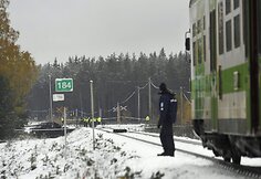 Suomijoje traukinys susidūrė su kariuomenės visureigiu