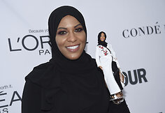 JAV fechtuotojai Ibtihaj Muhammad pagerbti i&scaron;leista pirmoji Barbė su hidžabu
