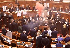 Neramumai Albanijos parlamente ir prie jo