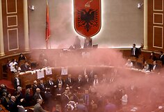 Neramumai Albanijos parlamente ir prie jo