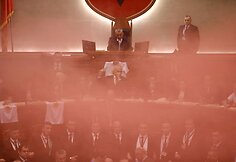 Neramumai Albanijos parlamente ir prie jo