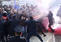 Neramumai Albanijos parlamente ir prie jo