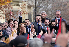Neramumai Albanijos parlamente ir prie jo