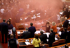 Neramumai Albanijos parlamente ir prie jo