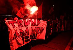 Šveicarijoje prieš D.Trumpą protestavo daugiau kaip tūkstantis žmonių