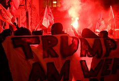 Šveicarijoje prieš D.Trumpą protestavo daugiau kaip tūkstantis žmonių