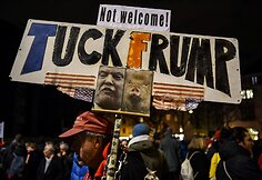 Šveicarijoje prieš D.Trumpą protestavo daugiau kaip tūkstantis žmonių