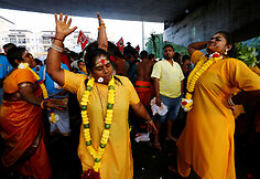 &Scaron;imtai tūkstančių tikinčiųjų Malaizijoje &scaron;venčia hinduistų festivalį