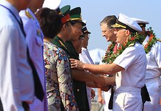 JAV lėktuvne&scaron;is atplaukė istorinio vizito į Vietnamą