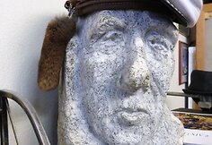 Apie Pa&scaron;atrijo plenerą Svajūnui primena skulptoriaus Gintaro Česiūno dovana
