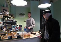 Jauki menininkų kavinukė vilioja kava ir pyragais