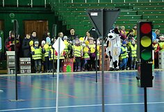 Per saugaus eismo dieną Kaune vaikai su pareigūnais gamino milžini&scaron;ką &scaron;viesoforą