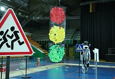 Per saugaus eismo dieną Kaune vaikai su pareigūnais gamino milžini&scaron;ką &scaron;viesoforą