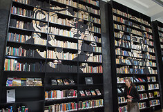 Nacionalinėje bibliotekoje &ndash; nauja Jolitos Vaitkutės instaliacija &bdquo;Pabudę i&scaron; knygų&ldquo;