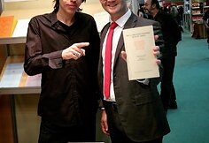 Lietuvių poezijos antologijos graiki&scaron;kai leidėjas, poetas Giorgos Alisanoglou (i&scaron; kairės) ir LT ambasadorius Graikijai Rolandas Kačinskas 15-oje Salonikų knygų mugėje