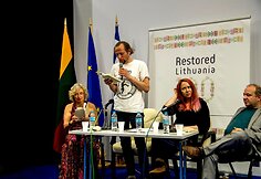Lietuvių poezijos graikų kalba pristatymas ir Lietuvos valstybės atkūrimo &scaron;imtmetis 15-oje Salonikų knygų mugėje. I&scaron; kairės: sudarytoja D. Staponkutė, poetai M. Burokas ir A. Kaziliūnaitė, vertėjas S. Souliotis.