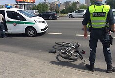 Vilniuje &bdquo;&Scaron;koda&ldquo; partrenkė dviratininką