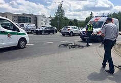 Vilniuje &bdquo;&Scaron;koda&ldquo; partrenkė dviratininką