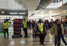 &bdquo;Juodąjį penktadienį&ldquo; Londono pirkėjai neplūdo į didžiausias parduotuves.