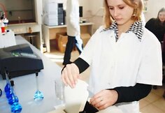 Nuotrauka daryta prie&scaron; kelis metus, kai buvau studentė. Mokiausi Vilniaus Kolegijoje, cheminės analizės technologijos specialybę. Chemiją įsimylėjau nuo 10 klasės. Mano svajonė i&scaron;sipildė ir ateitį susiejau su &scaron;iuo mokslu, dabar dirbu savo mėgiamą darbą laboratorijoje ir vis atrandu &scaron;į mokslą i&scaron; nauj
