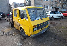 Taikos pr. Kaune ant pėsčiųjų tako stovintys automobiliai