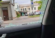 Pasistatęs ma&scaron;iną Kauno centre kaunietis sulaukė &scaron;ūvių į langą