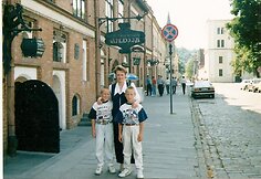 Dvyniai Mantas ir Tomas Kliukai su mama