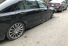 Rinktinės gatvėje medelius i&scaron;vartęs &bdquo;Mercedes-Benz&ldquo; automobilis