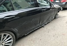 Rinktinės gatvėje medelius i&scaron;vartęs &bdquo;Mercedes-Benz&ldquo; automobilis
