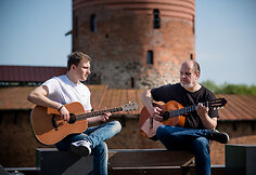 Gitaros mokytojas Gintaras Jakelis su sūnumi Tomu