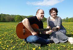 Gitaros mokytojas Gintaras Jakelis su žmona Kristina