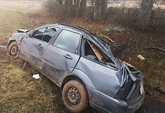 &Scaron;ilutės rajone nuo kelio nuskriejo &bdquo;Ford&ldquo; &ndash; automobilis visi&scaron;kai sumaitotas