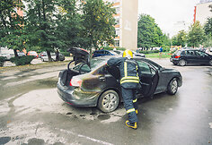 Daugiabučio kieme Kaune sudegė automobilis