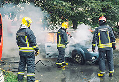 Daugiabučio kieme Kaune sudegė automobilis