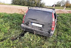 Jaunuolis su vogtu automobiliu nulėkė į griovį