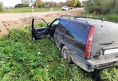 Jaunuolis su vogtu automobiliu nulėkė į griovį