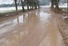Į smėlio karjerus vykstančių sunkvežimių niokojamas žvyrkelis