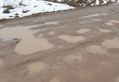 Į smėlio karjerus vykstančių sunkvežimių niokojamas žvyrkelis