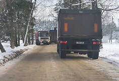 Į smėlio karjerus vykstančių sunkvežimių niokojamas žvyrkelis