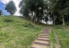 Pakalni&scaron;kių pažintinis takas ir piliakalnis