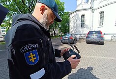 Rūkančius prie mokyklų paauglius Kauno policija fiksuoja dronu