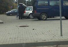 Uniformuotas Kaišiadorių ugniagesių viršininkas užfiksuotas įrenginėjantis sporto klubą