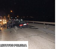 Pirmadienį Marijampolėje ant Kumelionių tilto susidūrė BMW ir „Audi“
