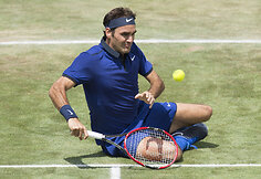 Rogeris Federeris sugrįžimą į teniso kortus pažymėjo sunkia pergale