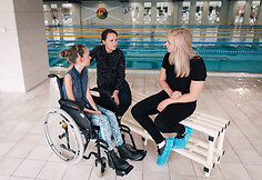 Rūta Meilutytė kviečia padėti vaik&scaron;čioti negalinčiai Vakarei