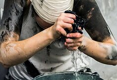 Akimirka i&scaron; Oskaro Kor&scaron;unovo spektaklio &bdquo;Apvalytieji&ldquo;